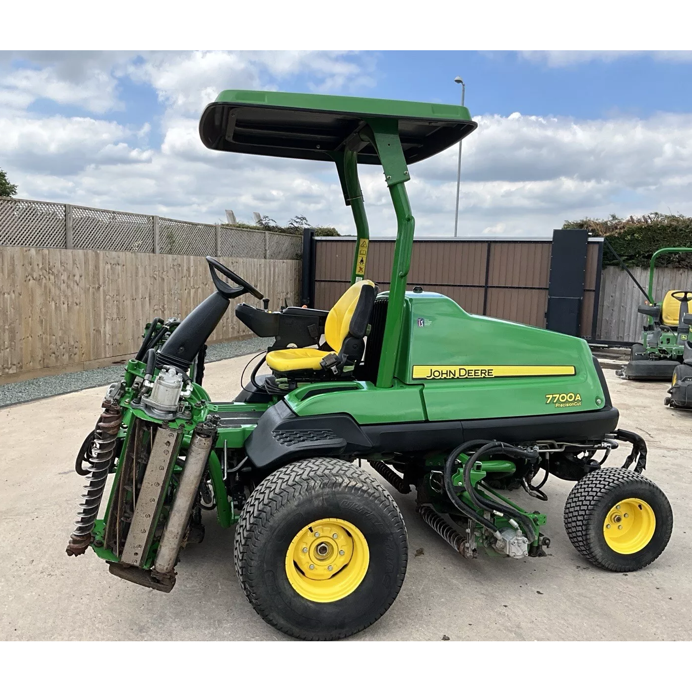 2014 JOHN DEERE 7700A 5 GANG FAIRWAY CYLINDER RIDE ON LAWN MOWER