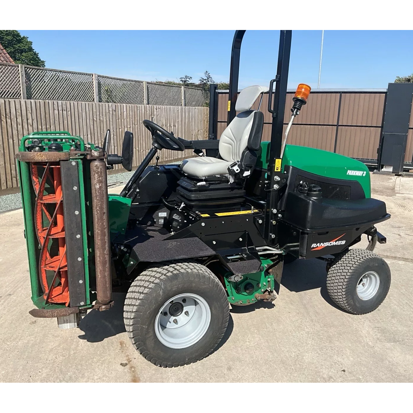 2017 RANSOMES PARKWAY 3 TRIPLE CYLINDER RIDE ON LAWN MOWER