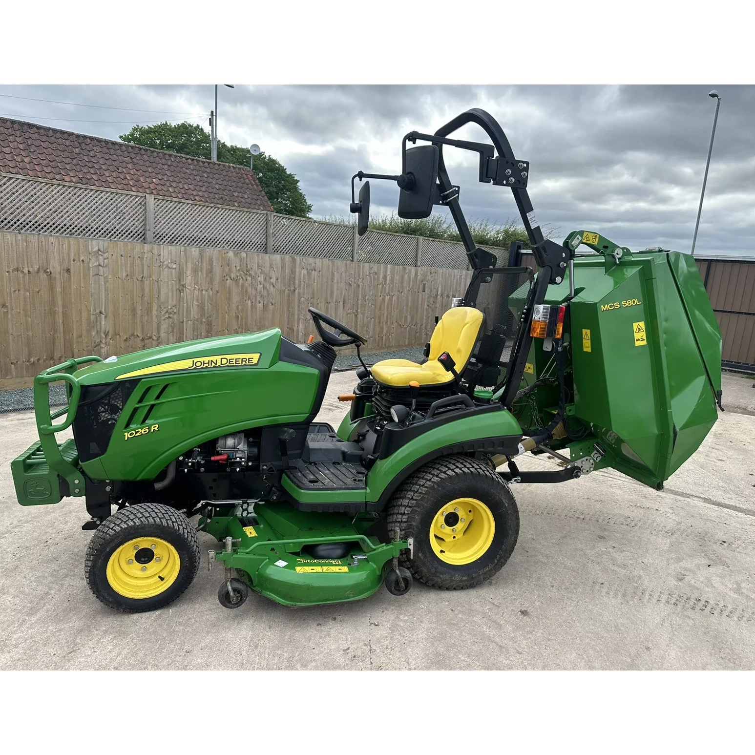 2019 JOHN DEERE 1026R COMPACT TRACTOR WITH RIDE ON LAWN MOWER DECK & COLLECTOR