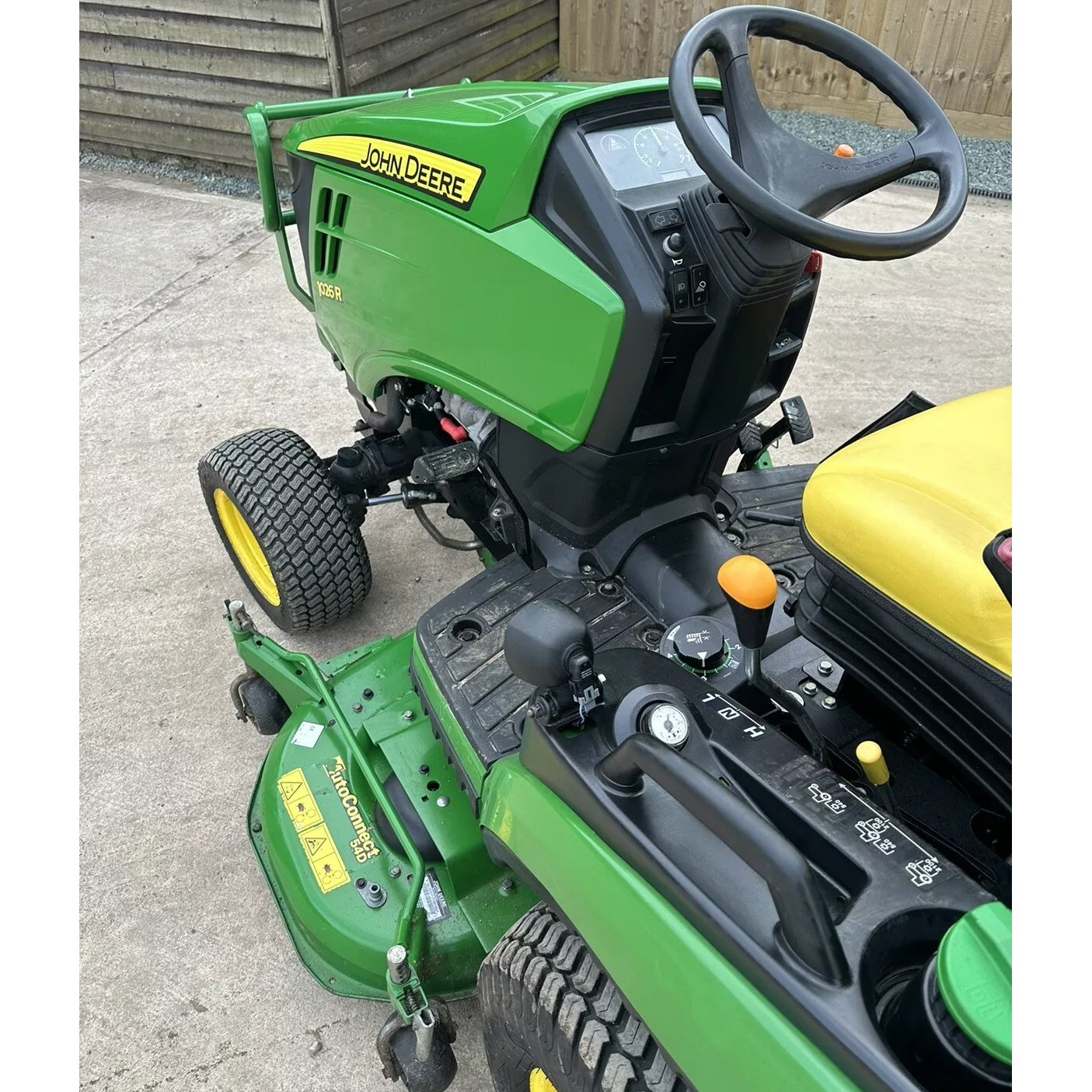 2019 JOHN DEERE 1026R COMPACT TRACTOR WITH RIDE ON LAWN MOWER DECK & COLLECTOR