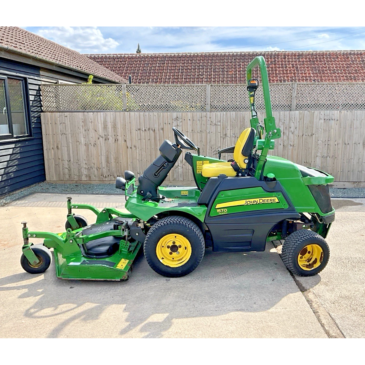 2016 JOHN DEERE 1570