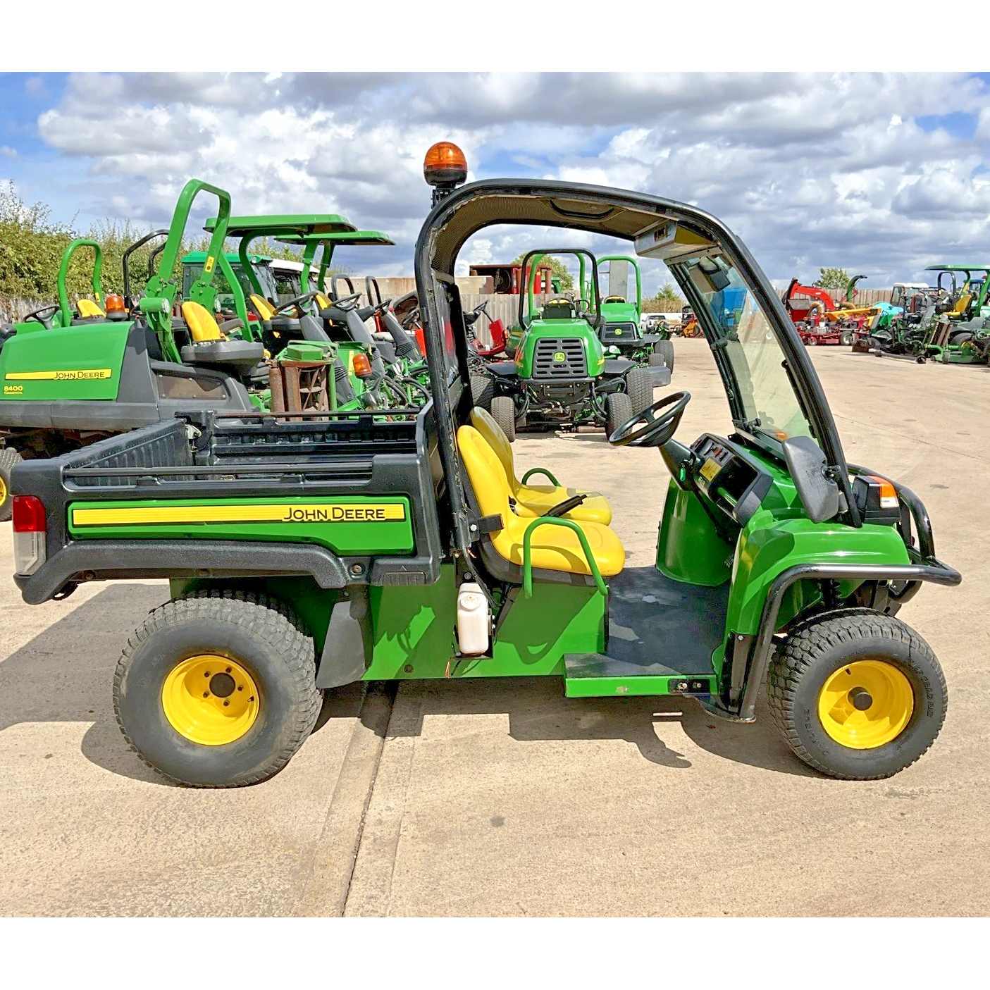 2018 JOHN DEERE 4X2 E GATOR