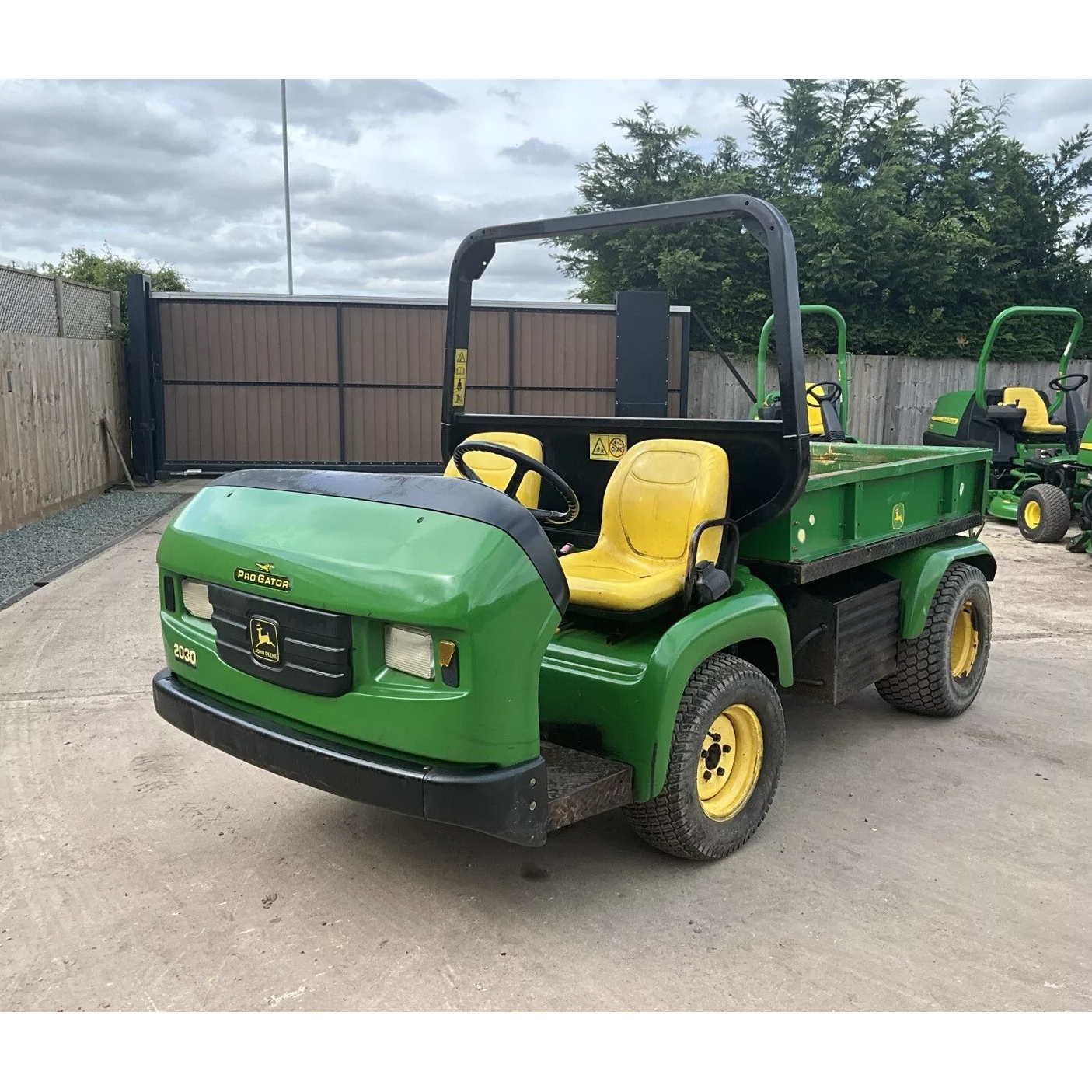 JOHN DEERE PRO GATOR 2030 GOLF TURF UTILITY VEHICLE