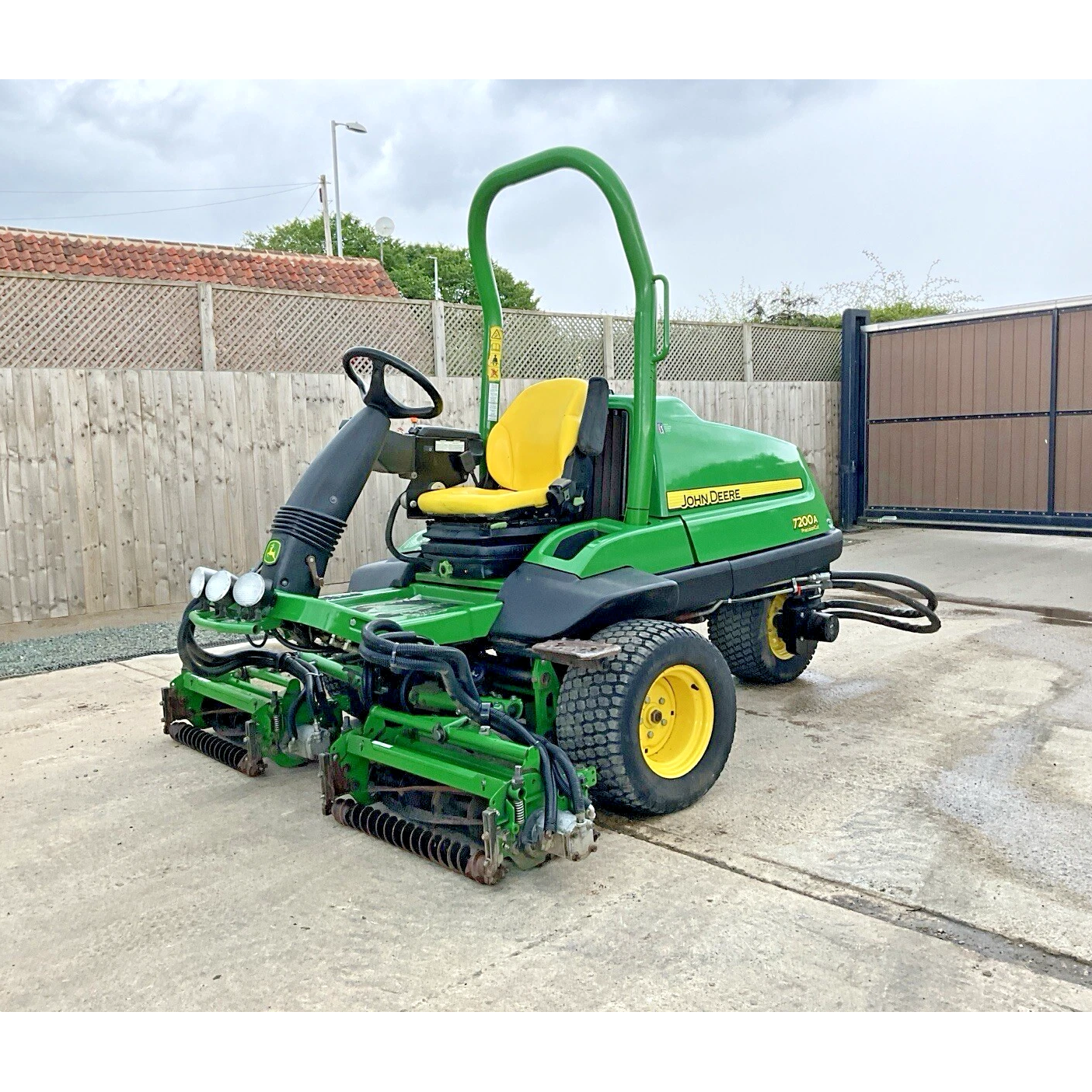 2014 JOHN DEERE 7200A TRIPLE 3 GANG FAIRWAY RIDE ON LAWN MOWER