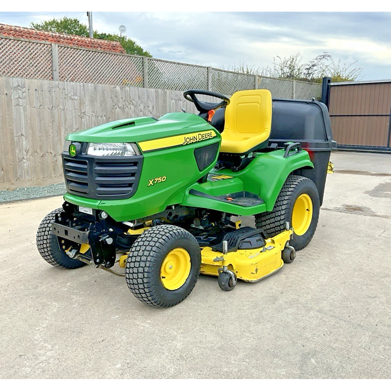 2015 JOHN DEERE X750 RIDE ON LAWN MOWER WITH COLLECTOR
