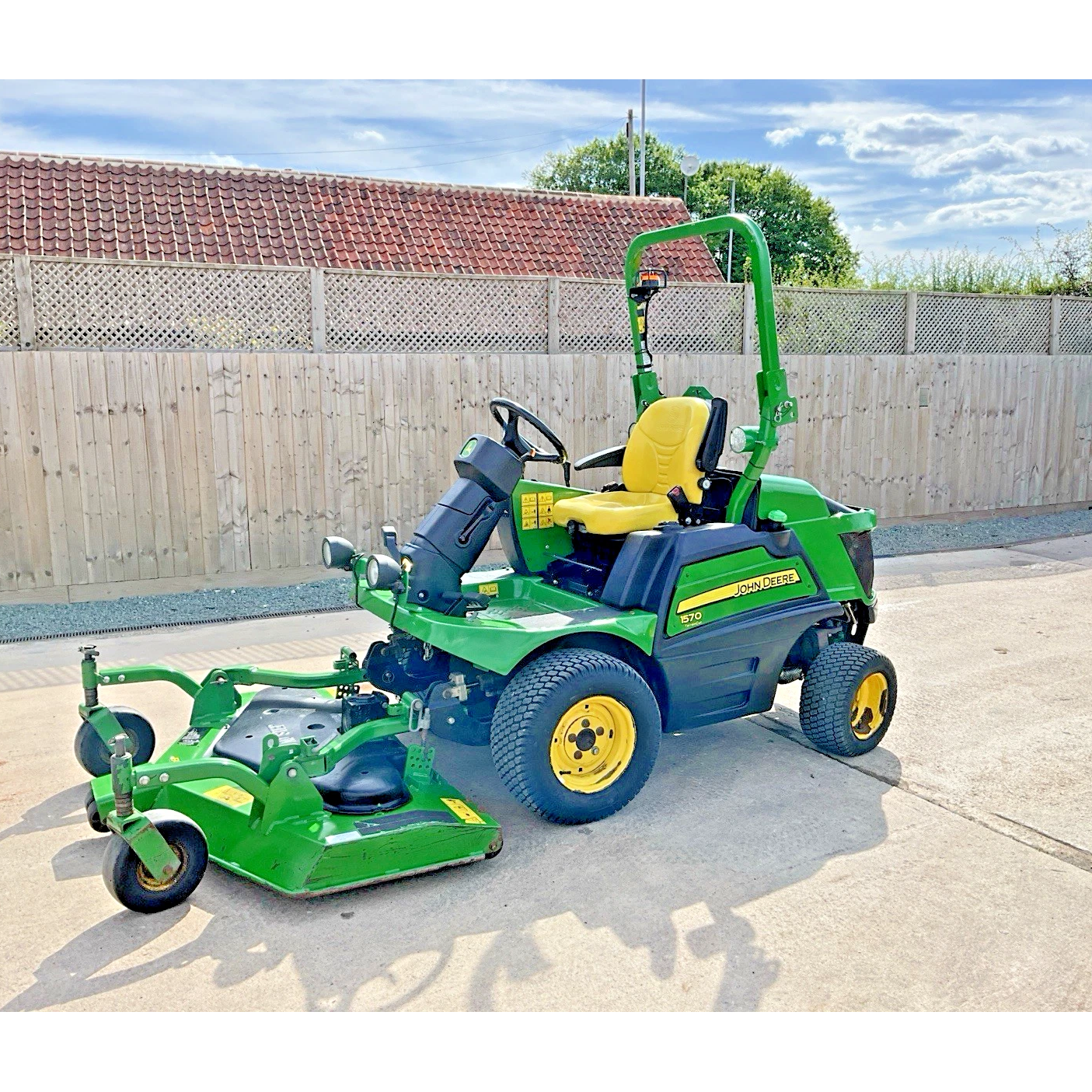 2016 JOHN DEERE 1570 OUTFRONT COMMERCIAL DIESEL RIDE ON LAWN MOWER