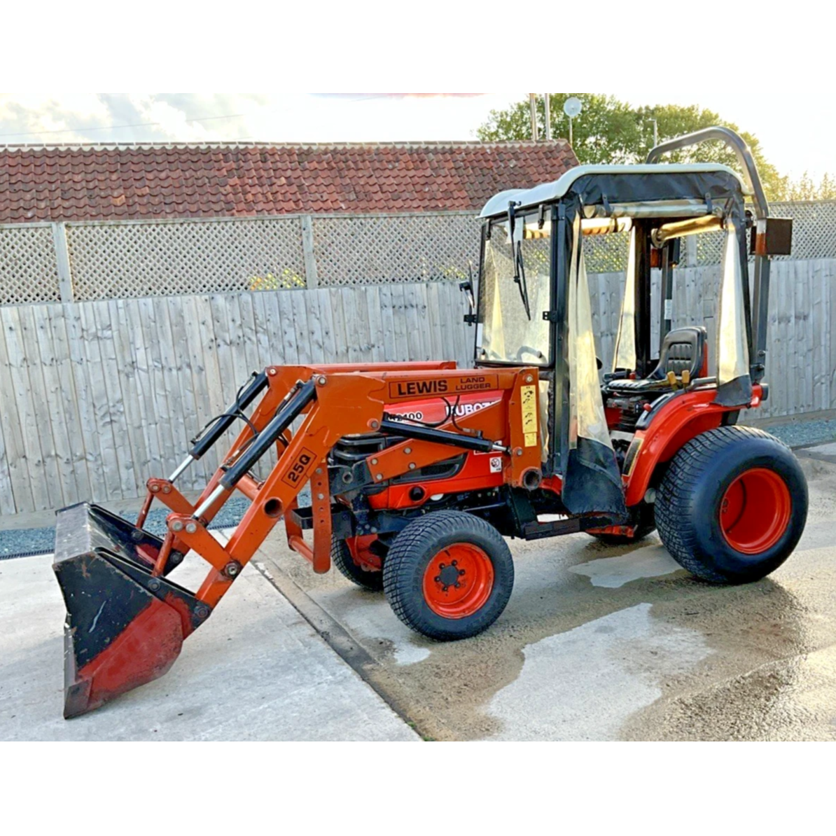 KUBOTA B2100 HYDROSTATIC 4WD 21HP COMPACT TRACTOR WITH LOADER & BUCKET